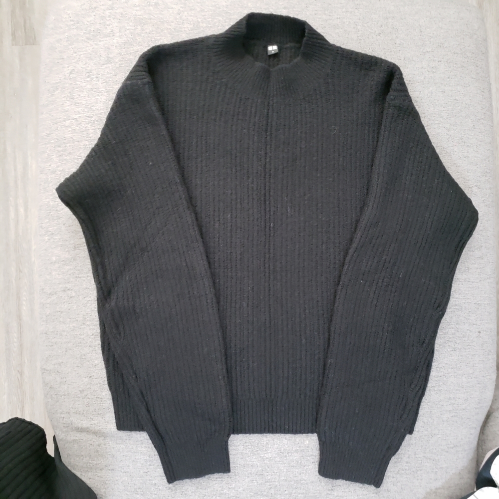 Uniqlo Size M Black Mockneck Sweater